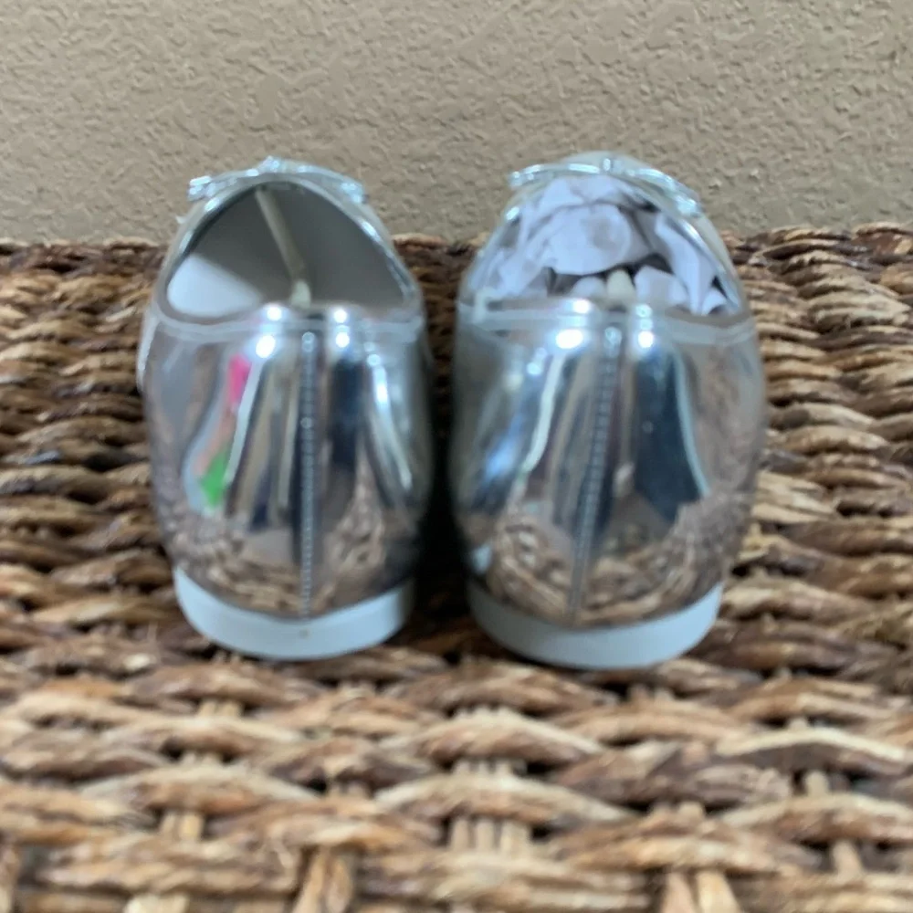 New in box big girl nanette lepore ballet flats dress shoe sz 4 bow silver